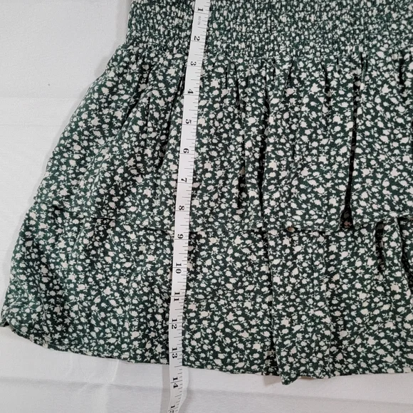 American Eagle Size Med Womens Shirt. Green and Cream Floral - Picture 6 of 6